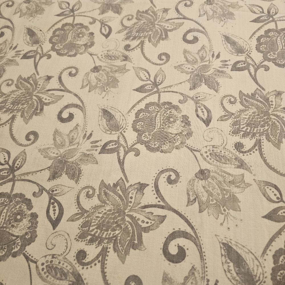 Waterford Tablecloth in Gray and Cream